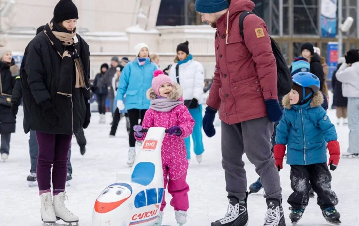 Москвичей пригласили научиться стоять на коньках на различных площадках столицы Москвичей пригласили научиться стоять на коньках на различных площадках столицы