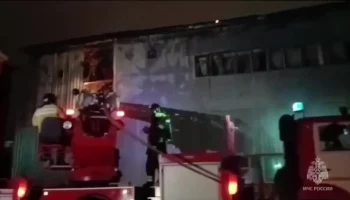Пожарные ликвидировали пожар в производственном здании в Подмосковье