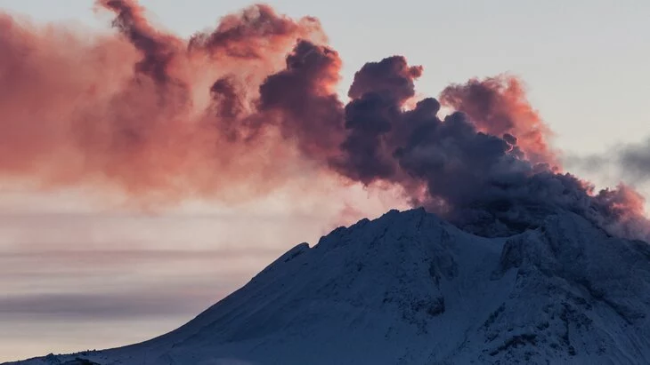 Извержение вулкана Безымянный на Камчатке усилилось Извержение вулкана Безымянный на Камчатке усилилось