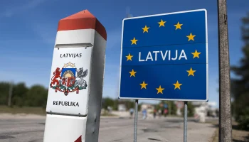 Politico: Латвия депортирует более 800 россиян к середине октября