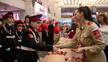 Около 600 юных москвичей дали клятву юнармейца в Музее Победы