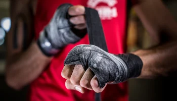 Российских бойцов ММА допустили к молодежным турнирам с флагом и гимном