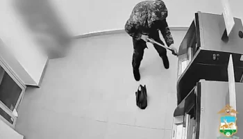 Житель Башкирии гвоздодером пытался вскрыть банкомат с 12 миллионами рублей Житель Башкирии гвоздодером пытался вскрыть банкомат с 12 миллионами рублей