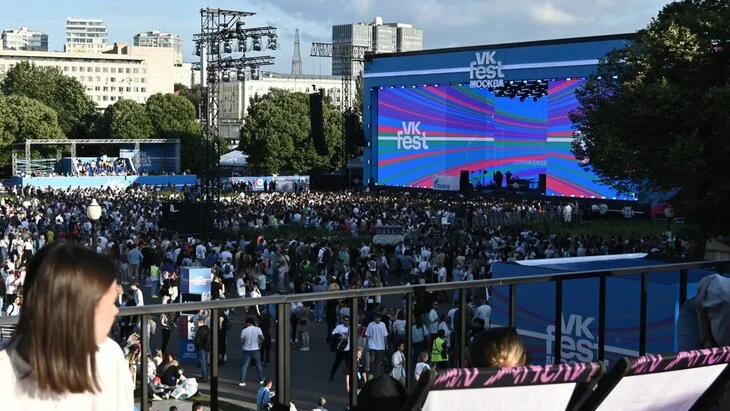 "Бонд с кнопкой", Ольга Бузова и другие звезды выйдут на синюю дорожку VK Fest "Бонд с кнопкой", Ольга Бузова и другие звезды выйдут на синюю дорожку VK Fest