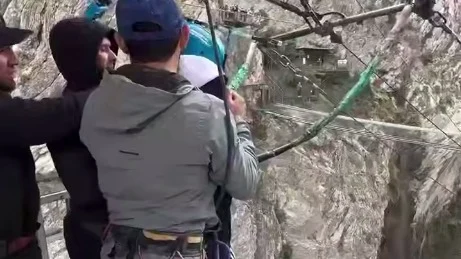 Baza: Инструктор в Дагестане силой отправил туристку на зиплайн, пнув ее ногу Baza: Инструктор в Дагестане силой отправил туристку на зиплайн, пнув ее ногу
