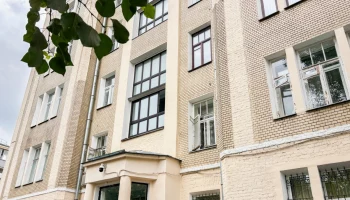 В трех жилых домах, известных своими знаменитыми жителями, произведут замену всего лифтового оборудо