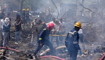 Полиция заявила о гибели всех пассажиров самолета, разбившегося на западе Индии