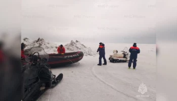 Спасатели доставили на берег 21 рыбака с оторвавшейся от берега льдины на Сахалине