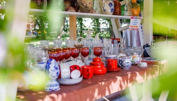 Уникальную посуду советского времени можно найти на винтажном маркете в Москве