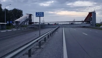 Самосвал &laquo;Вольво&raquo; снес надземный переход и перекрыл трассу под Тюменью