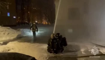 Пожарные тушат возгорание в жилом доме на севере Москвы
