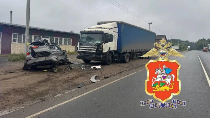 Подросток в Подмосковье сел за руль автомобиля, врезался в фуру и погиб Подросток в Подмосковье сел за руль автомобиля, врезался в фуру и погиб