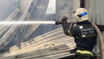 Площадь пожара в здании автосервиса на юге Москвы достигла 400 &laquo;квадратов&raquo;