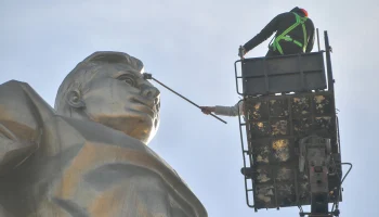 Памятник Гагарину в Москве промоют ко Дню космонавтики