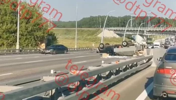 Два автомобиля столкнулись на МСД в Москве