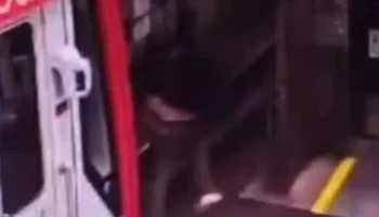 Мужчина спрыгнул на рельсы московского метро из-за упавшего наушника Мужчина спрыгнул на рельсы московского метро из-за упавшего наушника