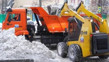 Городские службы Москвы организовали работы по вывозу снега с улично-дорожной сети