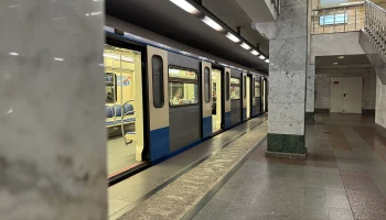Упавший на рельсы на Некрасовской линии метро 80-летний пенсионер выжил