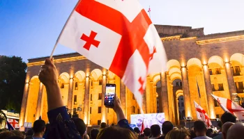 Тысячи протестующих вышли на антиправительственную акцию в Тбилиси