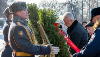 Сергей Собянин возложил венки к Могиле Неизвестного Солдата в честь 23 Февраля