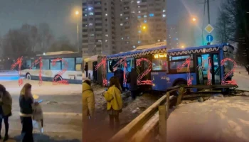 Трое взрослых и ребенок остаются в стационарах после ДТП с автобусами в Москве