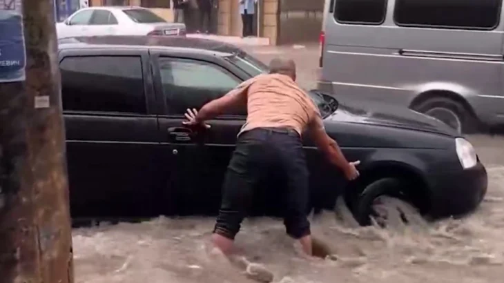В Махачкале эвакуировали 250 человек из-за массовых затоплений улиц В Махачкале эвакуировали 250 человек из-за массовых затоплений улиц
