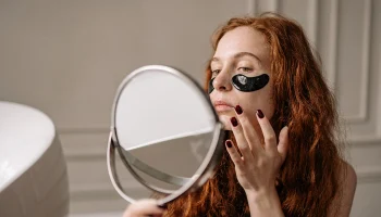 Косметолог Рябинова назвала четыре способа быстро избавиться от отеков на лице