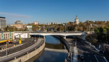 В центре Москвы отремонтировали Костомаровский мост