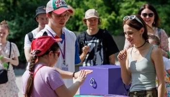 В Москве определены 10 финалистов чемпионата по игре "Камень, ножницы, бумага"