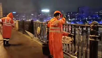 Городские службы провели промывку Бородинского моста в рамках весенней уборки