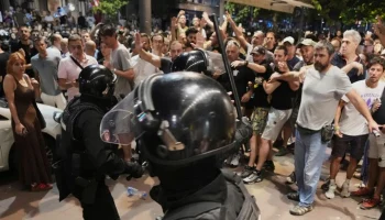 Семь военных пострадали при беспорядках в Сербии