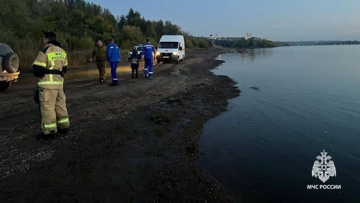 Автомобиль УАЗ с людьми ушел под воду на реке в Башкирии