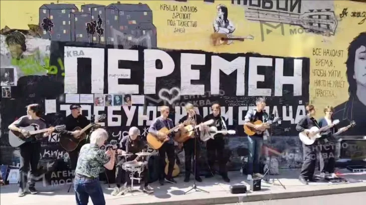 Фанаты Виктора Цоя собрались на Арбате почтить память лидера группы «Кино» Фанаты Виктора Цоя собрались на Арбате почтить память лидера группы «Кино»