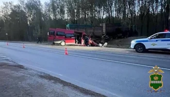 Один человек погиб и 11 пострадали в ДТП с автобусом и грузовиком в Калужской области