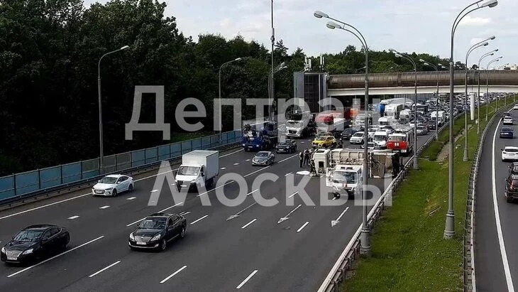 Человек погиб в аварии на МКАД в районе развязки с Ленинградским шоссе