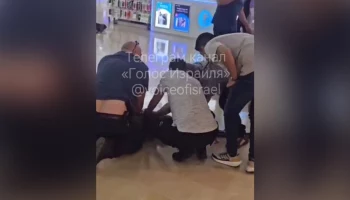 Двое ранены после нападения неизвестного в ТЦ на севере Израиля