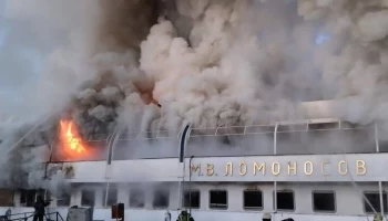 Пострадавших не обнаружили при пожаре на теплоходе "М. В. Ломоносов" в Архангельске