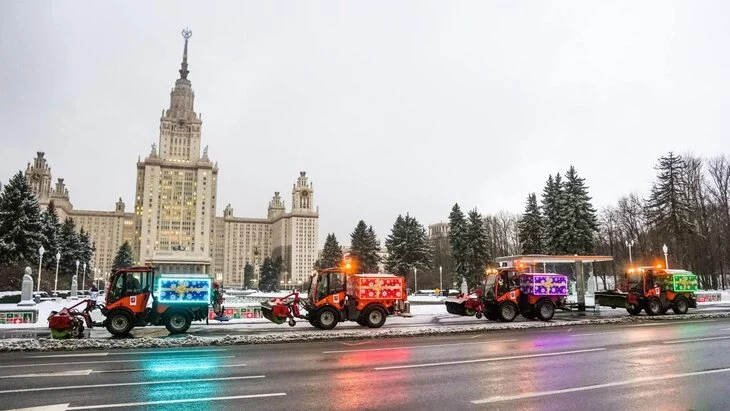 Столичную коммунальную технику украсили к рождественским праздникам