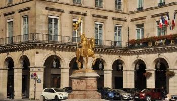 Житель Парижа отломал и похитил меч конного памятника Жанне д'Арк