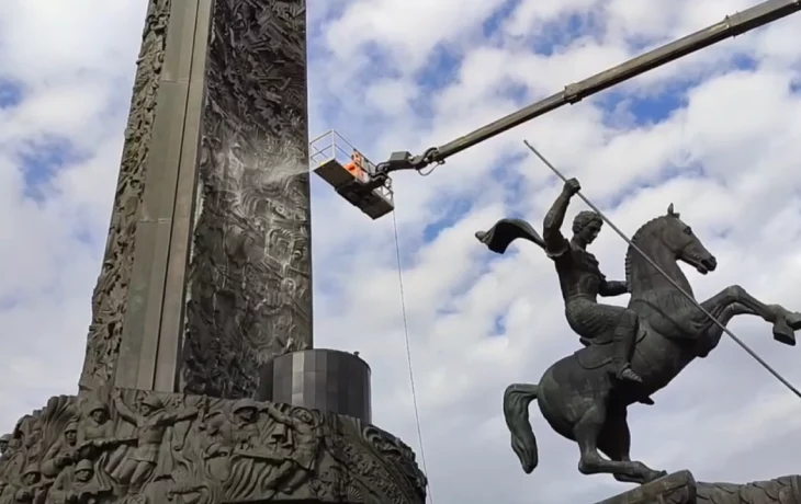 Монумент Победы на Поклонной горе промыли после зимнего сезона Монумент Победы на Поклонной горе промыли после зимнего сезона