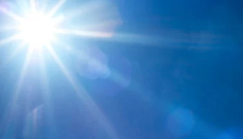 Врач Тяжельников: Быть на улице более 15 минут без одежды опасно из-за солнца