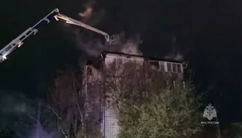 Пожарные потушили крупный пожар в жилом доме в Сосновоборске