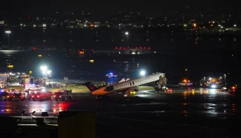 Свыше 40 человек доставили в больницу после столкновения самолета и машины в Нью-Йорке