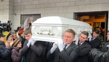 Гроб с Верой Алентовой вынесли из Театра имени Пушкина под аплодисменты