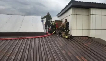 Спасатели эвакуировали 60 человек из горящего торгового центра в Подмосковье