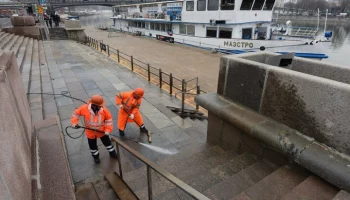 Столичные набережные начали готовить к открытию навигации