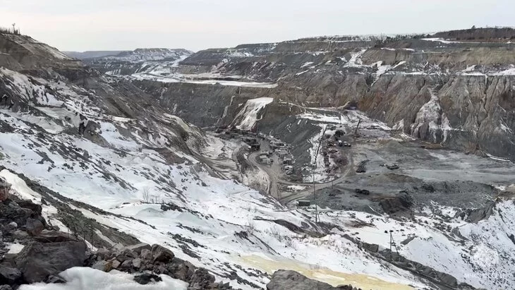 Первая буровая установка пробила свод рудника "Пионер" Первая буровая установка пробила свод рудника "Пионер"
