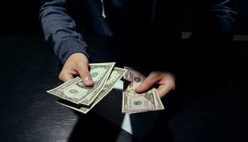 Экономист Зубец: американская валютная система стабильна