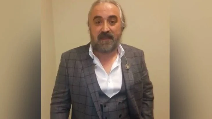 Turkiye Today: турецкий певец Волкан Конак умер во время концерта