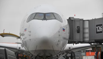 Колеса шасси лопнули у самолета во время посадки в Якутии